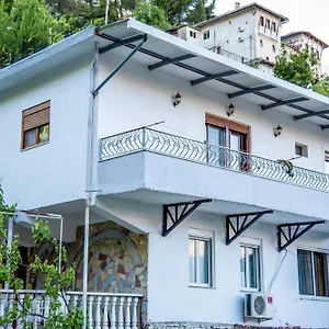  Pensión Grandma's Albania